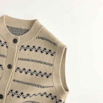 Detská pletená vesta v kórejskom štýle, pruhovaný žakard, modalové vlákno 25%, bez rukávov, okrúhly výstrih.