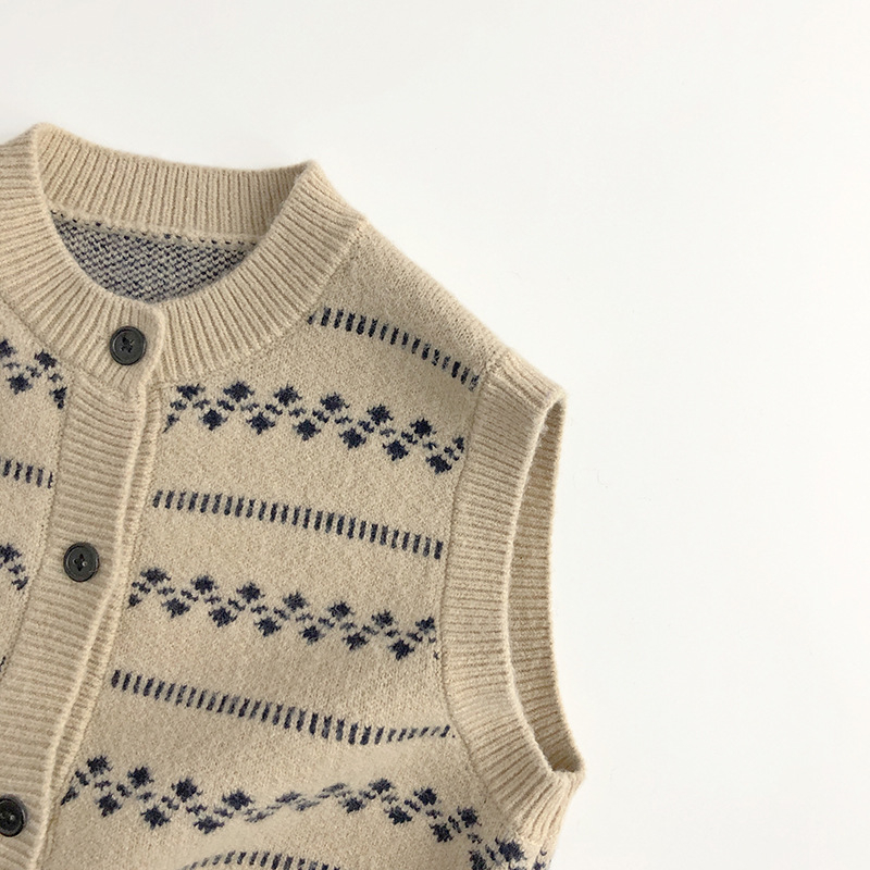 Detská pletená vesta v kórejskom štýle, pruhovaný žakard, modalové vlákno 25%, bez rukávov, okrúhly výstrih.