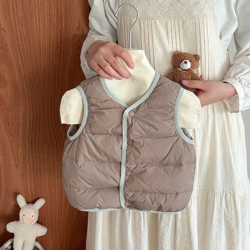 Koreai stílusú gyerek pehely mellény, ujj nélküli, vastagított kivitel, 1–3 éveseknek, fehér kacsapelyhes töltet 86–90%, mesefigurás mintával, egy sor gombbal záródó
