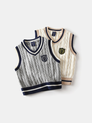 Detská bavlnená pletená vesta s výstrihom do V, erb na hrudi, hrubé vlákno, 100% bavlna