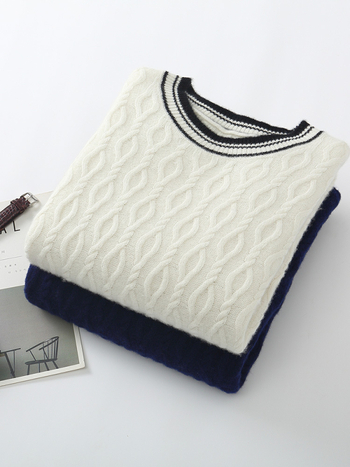 Sveter z 100% vlny, hrubý žakárdny pletený, kruhový výstrih, voľný strih