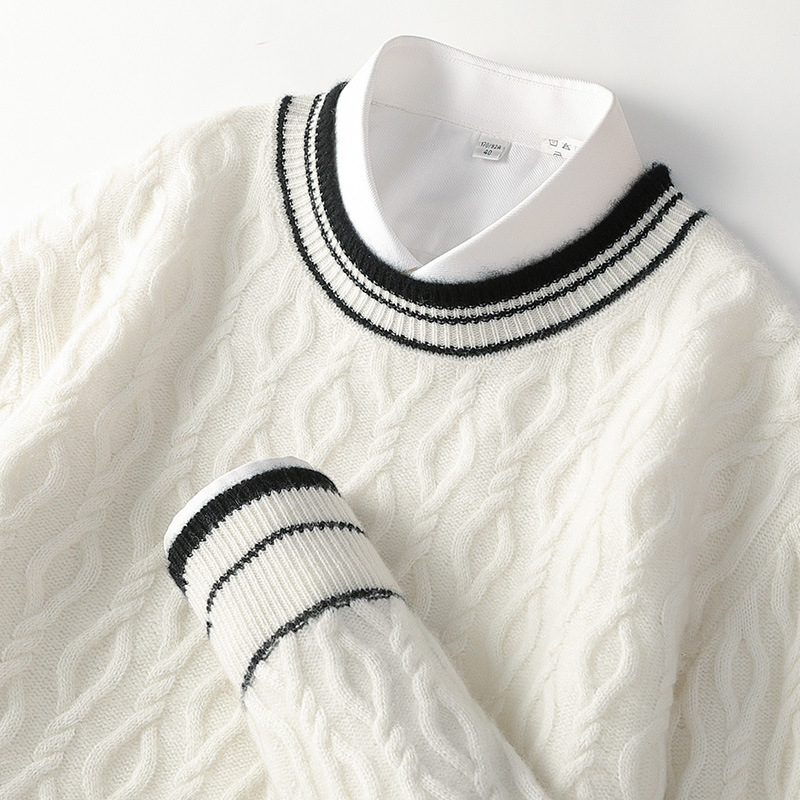 Sveter z 100% vlny, hrubý žakárdny pletený, kruhový výstrih, voľný strih