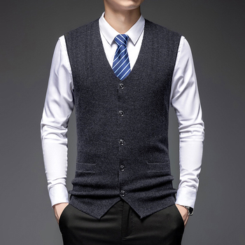 Vlnený vest cardigan, bez rukávov, V-výstrih, zapínanie na jeden rad gombov, hrubý, 100% vlna