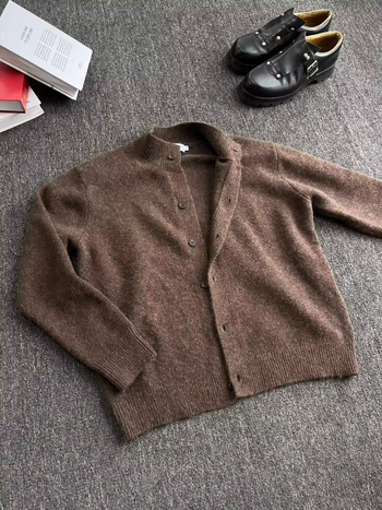 Pleten cardigan s polu-visokim ovratnikom, slobodan kroj, dugi rukavi, poliester 65%