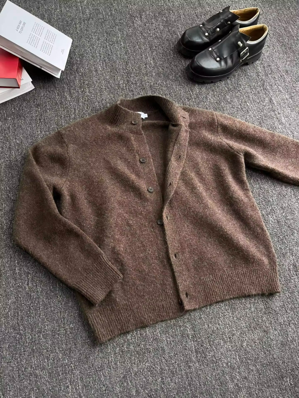 Pleten cardigan s polu-visokim ovratnikom, slobodan kroj, dugi rukavi, poliester 65%