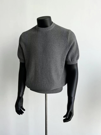 Pletena majica kratkih rukava, retro stil, labav kroj, okrugli izrez, pamukasto‑mješavina materijala (92% pamuk)