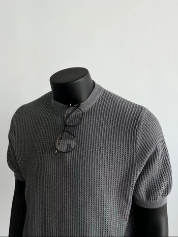 Pletena majica kratkih rukava, retro stil, labav kroj, okrugli izrez, pamukasto‑mješavina materijala (92% pamuk)