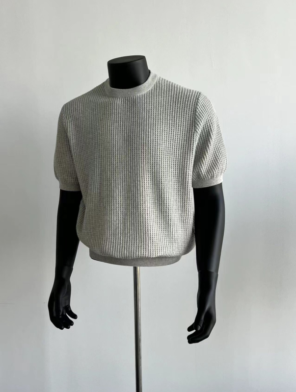 Pletena majica kratkih rukava, retro stil, labav kroj, okrugli izrez, pamukasto‑mješavina materijala (92% pamuk)