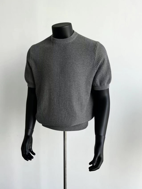 Pletena majica kratkih rukava, retro stil, labav kroj, okrugli izrez, pamukasto‑mješavina materijala (92% pamuk)