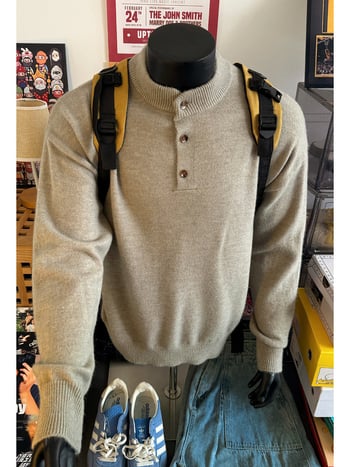 Пуловер, свободна кройка; Акрилова смес 43.8% акрил, 30.9% полиестер, 25.3% найлон; дълъг ръкав; пролет и есен