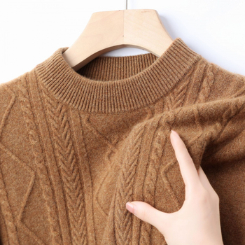 Hrubý sveter z 100% vlny, okrúhly výstrih, priliehavý strih, žakardové pletenie