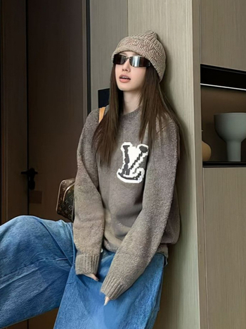 Sveter s vyšívaným logom, voľný strih, kulatý výstrih, dlhý rukáv, dĺžka 65-80 cm (vyšívané logo; voľný strih; kulatý výstrih; dlhý rukáv)