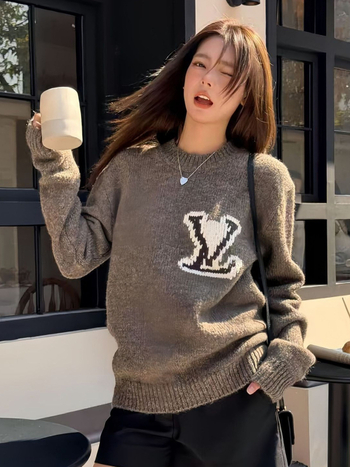 Sveter s vyšívaným logom, voľný strih, kulatý výstrih, dlhý rukáv, dĺžka 65-80 cm (vyšívané logo; voľný strih; kulatý výstrih; dlhý rukáv)