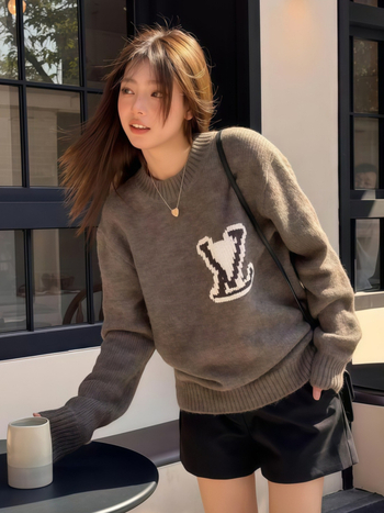 Sveter s vyšívaným logom, voľný strih, kulatý výstrih, dlhý rukáv, dĺžka 65-80 cm (vyšívané logo; voľný strih; kulatý výstrih; dlhý rukáv)