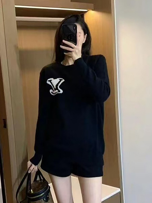 Sveter s vyšívaným logom, voľný strih, kulatý výstrih, dlhý rukáv, dĺžka 65-80 cm (vyšívané logo; voľný strih; kulatý výstrih; dlhý rukáv)