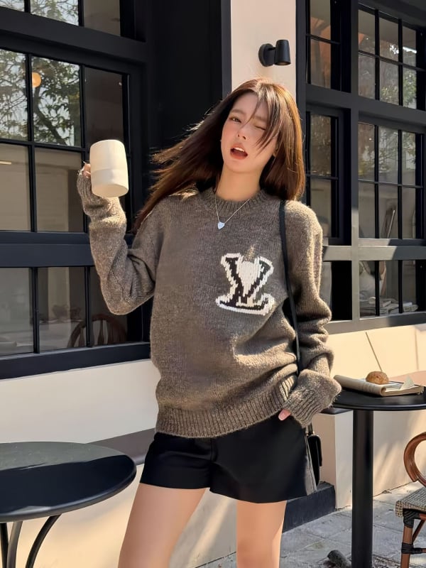 Sveter s vyšívaným logom, voľný strih, kulatý výstrih, dlhý rukáv, dĺžka 65-80 cm (vyšívané logo; voľný strih; kulatý výstrih; dlhý rukáv)