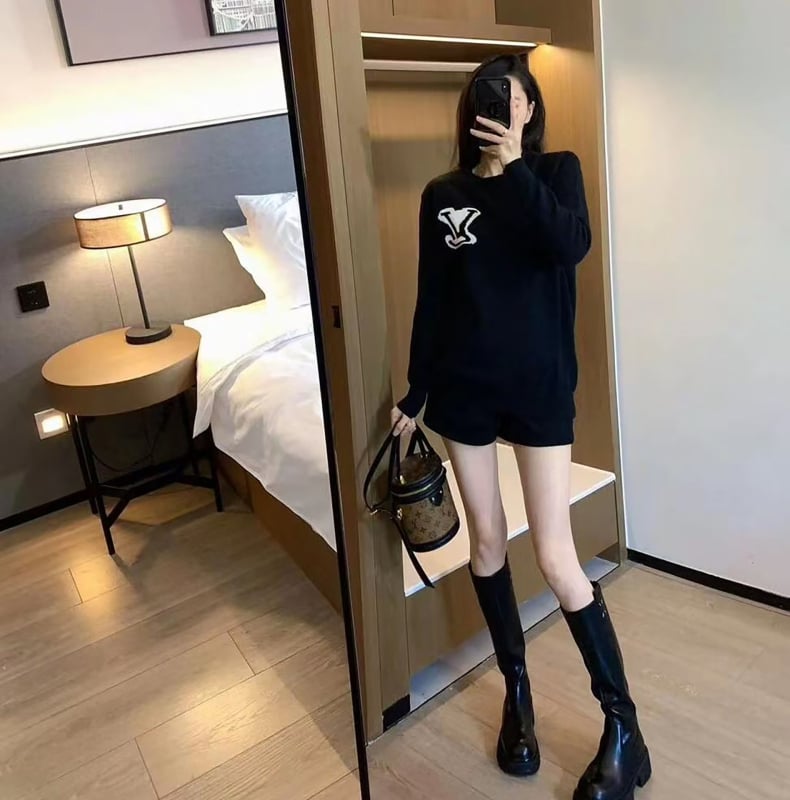 Sveter s vyšívaným logom, voľný strih, kulatý výstrih, dlhý rukáv, dĺžka 65-80 cm (vyšívané logo; voľný strih; kulatý výstrih; dlhý rukáv)