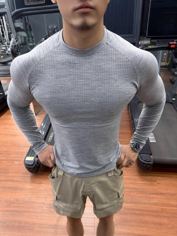 Раглан спортна тениска с дълъг ръкав – слабо прилепнала кройка, дишаща и бързосъхнеща, найлон/полиестер смес