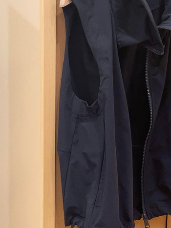 Női ujjatlan mellény nejlon anyagból, egyszerű minta, tavasz 2025, mindennapi közlekedési stílus