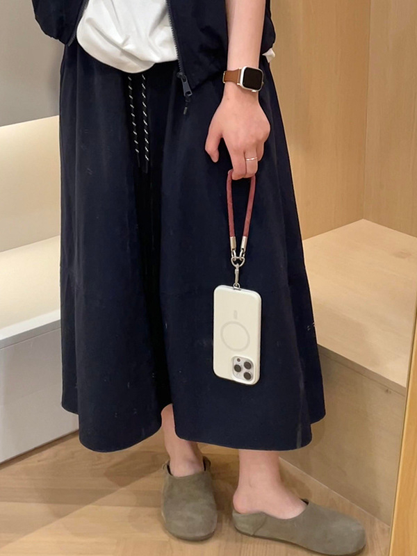 Női ujjatlan mellény nejlon anyagból, egyszerű minta, tavasz 2025, mindennapi közlekedési stílus