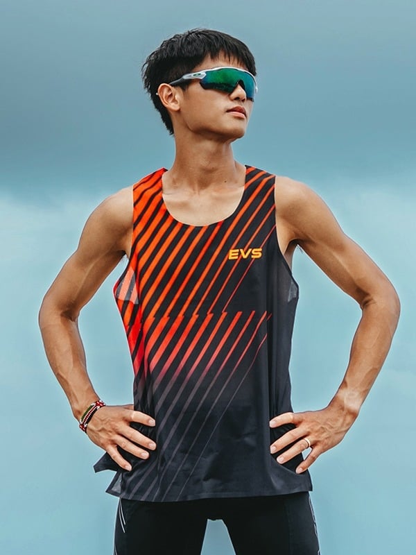 Pánska bežecká vesta – priedušná rýchloschnúci polyester, pruhovaný vzor, tréning v atletike