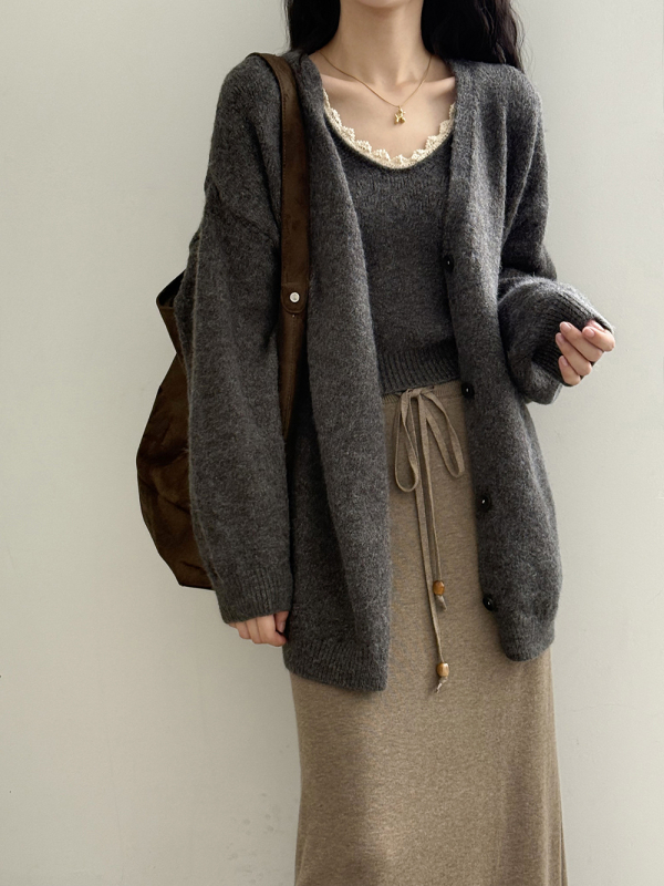 Плетен комплект жилетка и топ, едноцветен, смес найлон и акрил, детайл колаж/шевна обработка, есен 2025