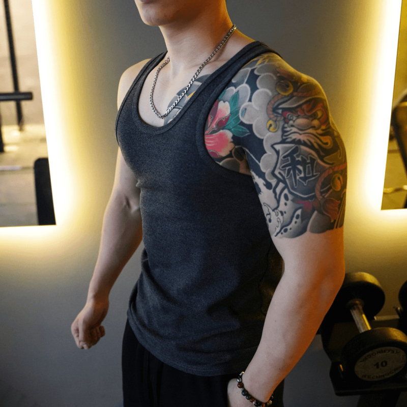 Pánska vesta v tvare I pre fitness, bavlna, savujúca pot, hrubý úplet 2x2, kruhový výstrih