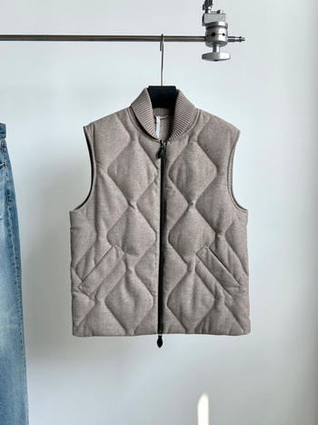 Pánska vesta z husacieho páperia so stojacim golierom, zipsom a bočnými vreckami; 100% husací páper; výplň 150; polyesterová tkanina; jeseň 2025