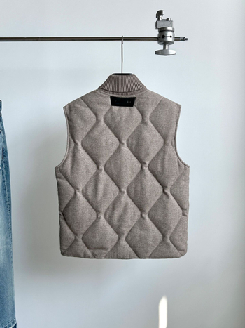 Pánska vesta z husacieho páperia so stojacim golierom, zipsom a bočnými vreckami; 100% husací páper; výplň 150; polyesterová tkanina; jeseň 2025