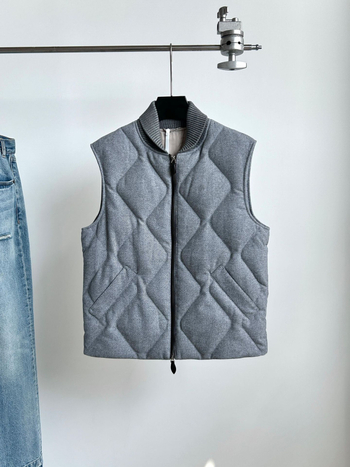 Pánska vesta z husacieho páperia so stojacim golierom, zipsom a bočnými vreckami; 100% husací páper; výplň 150; polyesterová tkanina; jeseň 2025