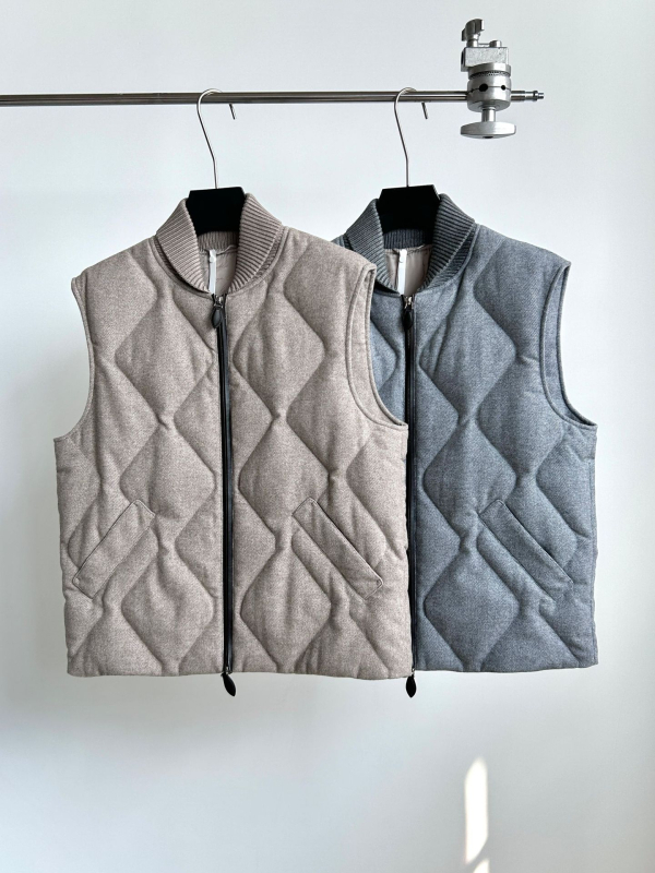 Pánska vesta z husacieho páperia so stojacim golierom, zipsom a bočnými vreckami; 100% husací páper; výplň 150; polyesterová tkanina; jeseň 2025