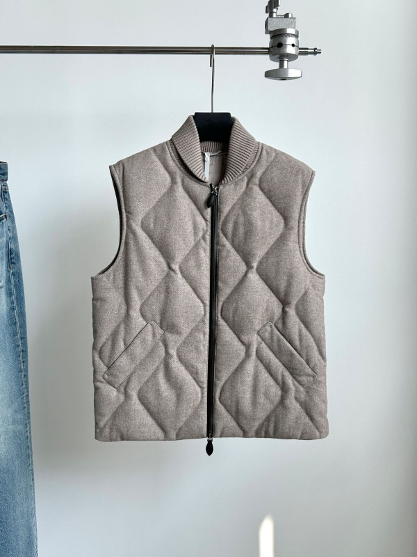 Pánska vesta z husacieho páperia so stojacim golierom, zipsom a bočnými vreckami; 100% husací páper; výplň 150; polyesterová tkanina; jeseň 2025