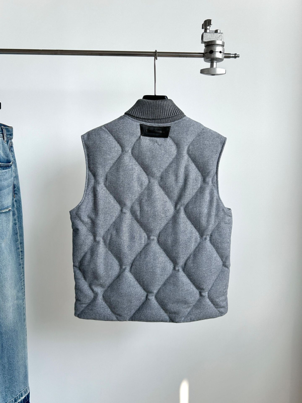 Pánska vesta z husacieho páperia so stojacim golierom, zipsom a bočnými vreckami; 100% husací páper; výplň 150; polyesterová tkanina; jeseň 2025