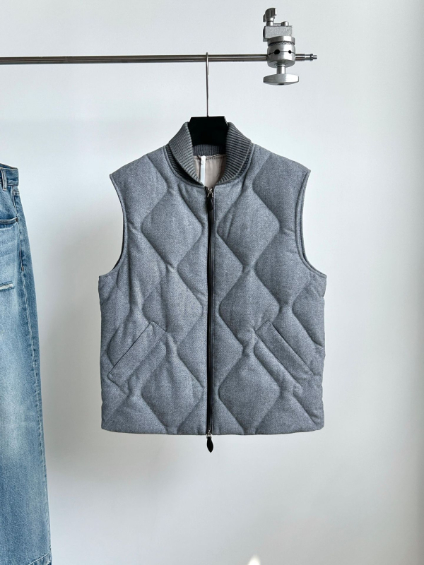 Pánska vesta z husacieho páperia so stojacim golierom, zipsom a bočnými vreckami; 100% husací páper; výplň 150; polyesterová tkanina; jeseň 2025