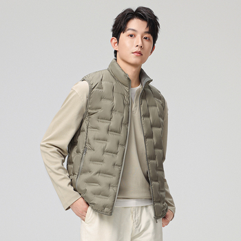 Pánska kačacie perie vesta s stojacim golierom, zipsom vpredu, bočné vrecká na zips, 76–80% kačacieho peria, 79–100 g výplne, polyesterová tkanina