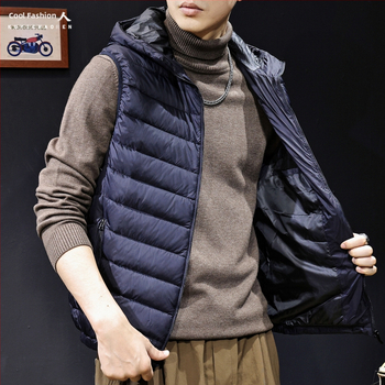 Pánska kapucňová pérová vesta – nylonový vonkajší materiál, výplň z bieleho kačacieho downu, obsah downu 81–85%, výplň <100 g, voľný strih