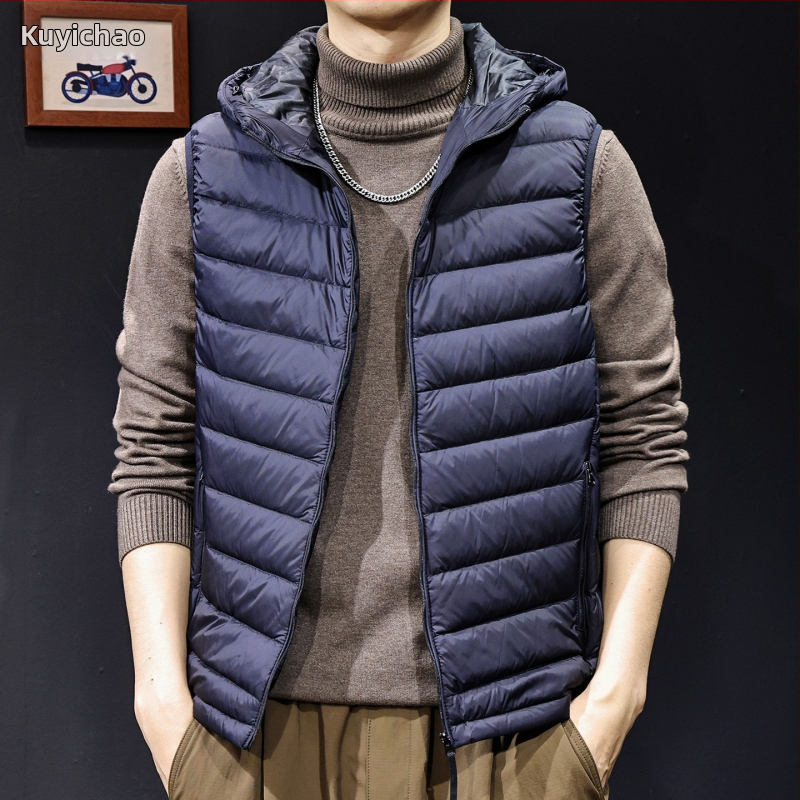 Pánska kapucňová pérová vesta – nylonový vonkajší materiál, výplň z bieleho kačacieho downu, obsah downu 81–85%, výplň <100 g, voľný strih