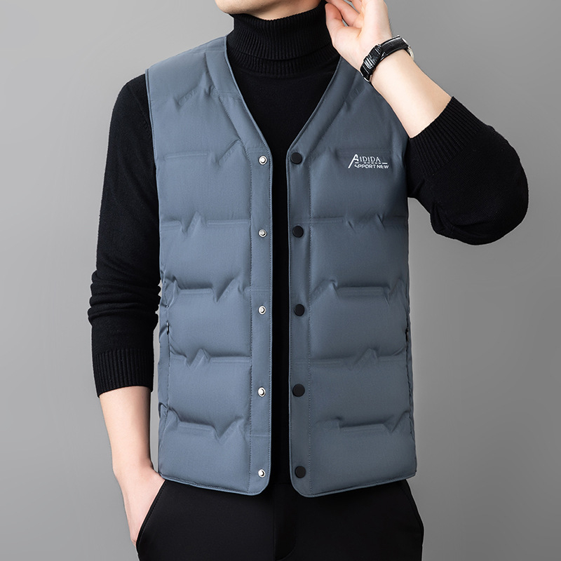 Pánska péřová vesta, bez rukávov, V-krk, zapínanie na jeden rad gombov, obsah peria 91–95%, náplň 80–105 g