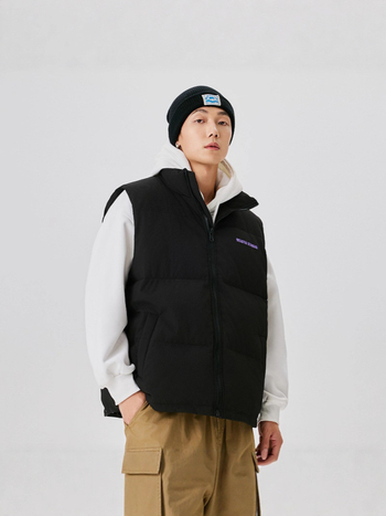 Uniszex tollmellény, tolltartalom 86–90%, töltet 94, elülső cipzár, álló gallér