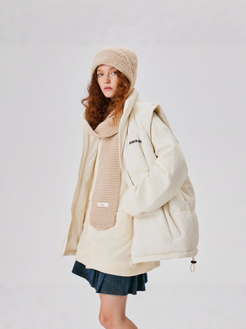 Uniszex tollmellény, tolltartalom 86–90%, töltet 94, elülső cipzár, álló gallér