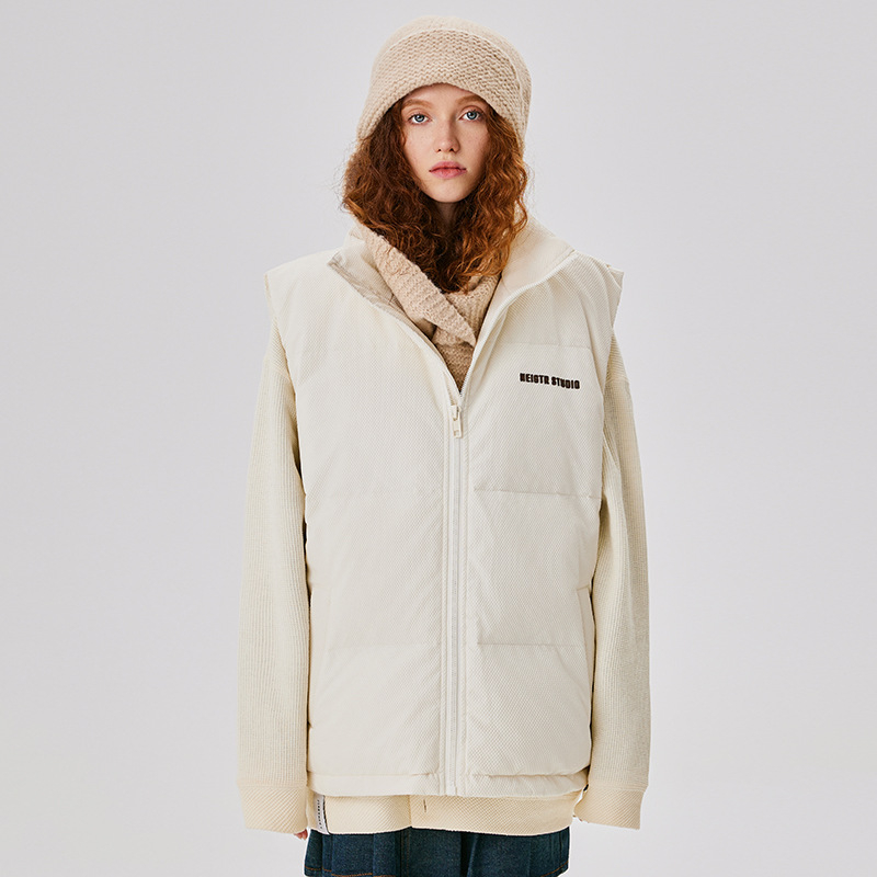 Uniszex tollmellény, tolltartalom 86–90%, töltet 94, elülső cipzár, álló gallér