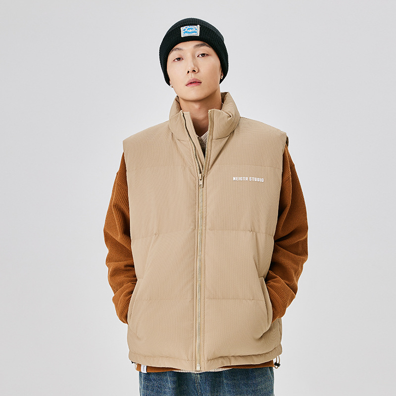 Uniszex tollmellény, tolltartalom 86–90%, töltet 94, elülső cipzár, álló gallér