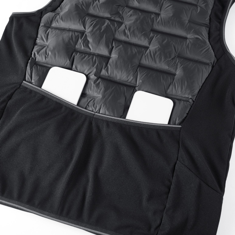 Mužská športová vesta z peria so stojacim golom – 86–90% perja, výplň <100 g, výplň: biele kačacie perie, hlavný materiál: nylon