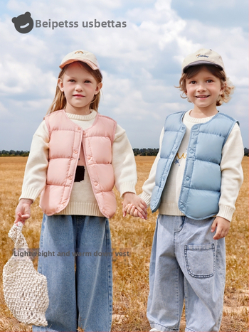 Detská ľahká perová vesta bez rukávov na zimu; výplň: 90% bieleho kačacieho down; vonkajší materiál a podšívka z nylonu; stredná dĺžka, voľný strih; pre deti vo veku 1–3 rokov.