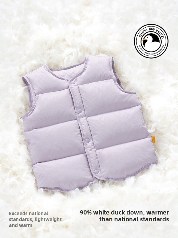 Bērnu pūka veste bez piedurknēm ziemai; pildījums: 90% balts pīļu pūks; ārējais materiāls un oderes no neilona; vidēja garuma, brīvs piegriezums; vecums 1–3 gadi.