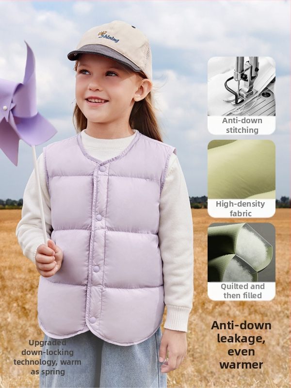 Bērnu pūka veste bez piedurknēm ziemai; pildījums: 90% balts pīļu pūks; ārējais materiāls un oderes no neilona; vidēja garuma, brīvs piegriezums; vecums 1–3 gadi.