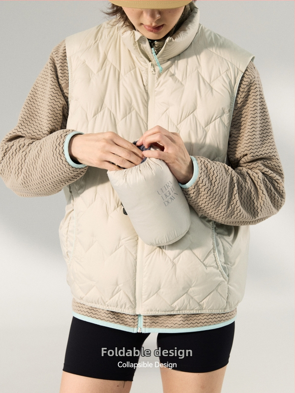 Pánska ľahká páperová vesta s bielym kačacím páperom, výplň 86-90%, stojací golier, zips, s taškou na skladovanie, zima 2025