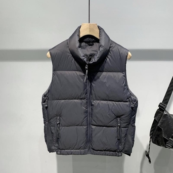 Pánska vesta s kapucňou a stojatým golierom – jednofarebná, výplň 100% bieleho kačacieho down, vonkajší materiál polypropylén, jar 2025