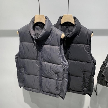 Pánska vesta s kapucňou a stojatým golierom – jednofarebná, výplň 100% bieleho kačacieho down, vonkajší materiál polypropylén, jar 2025