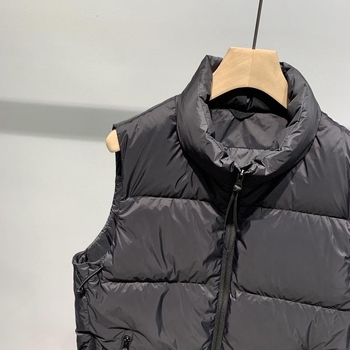 Pánska vesta s kapucňou a stojatým golierom – jednofarebná, výplň 100% bieleho kačacieho down, vonkajší materiál polypropylén, jar 2025